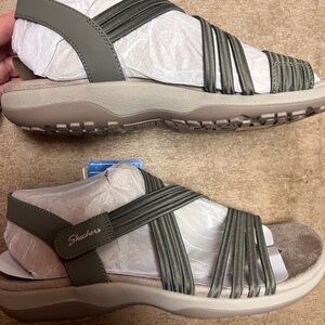 sketchers women"s Reggae slim- SUNNYSIDE 2.0 sandals USA size 9